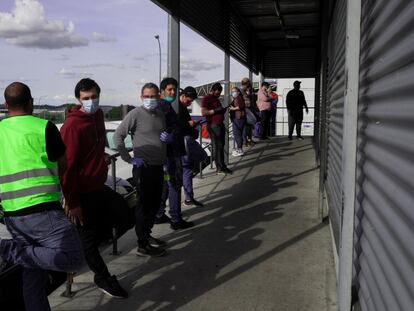 Repartidores de Amazon esperan su turno fuera del almacén de la empresa en el Polígono Industrial de Coslada, al este de Madrid.