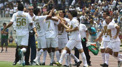 Los jugadores de Pumas celebran uno de los goles contra Cruz Azul en el Apertura 2010