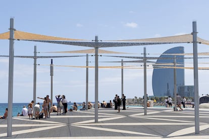 Toldos en la Plaza del Mar de la Barceloneta.