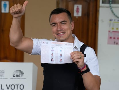 Daniel Noboa, candidato a la presidencia en Ecuador, este domingo tras votar.