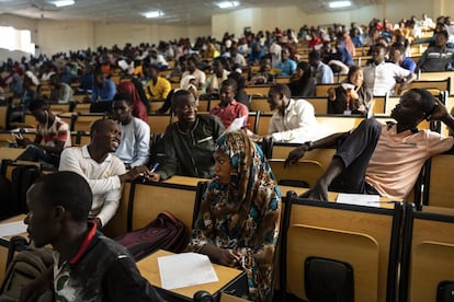 En todas las aulas habilitadas para el examen de castellano se puede apreciar que el número de mujeres es mucho menor en proporción con el de estudiantes varones. Para paliar este desequilibrio, el propio Mohamed Bazoum, presidente del país, contó su estrategia en Educación en la entrevista concedida en exclusiva para EL PAÍS en junio de 2021: "Promovemos institutos de proximidad y, específicamente para las niñas, la creación de internados para que el Estado se ocupe de su escolarización. De esta manera mejoramos su nivel educativo y las protegemos de un matrimonio precoz y de empezar con los embarazos a los 13 años, ofreciéndoles una perspectiva de estudios superiores y de empleo", afirmó.