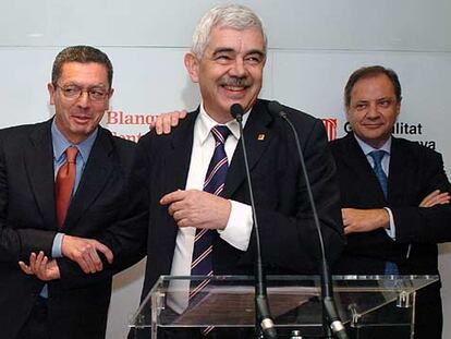 Pasqual Maragall, en el centro, bromea con Ruiz-Gallardón y Santiago de Torres, ayer en Blanquerna.