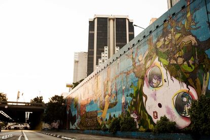 Muro en la Avenida 23 de Mayo, que conecta la zona sur con la zona norte de São Paulo, con grafitis que el Ayuntamiento ha borrado varias veces.