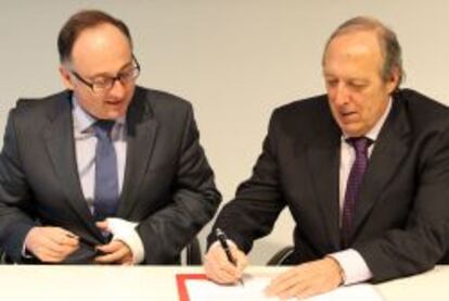 El presidente de Iberia, Luis Gallego, y el representante de Sepla, Justo Peral, firmaron el preacuerdo laboral de los pilotos el pasado 13 de febrero en Madrid.