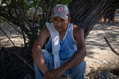 David Huerta espera información respecto a su cuñado, Sergio Cruz, uno de los mineros atrapados.