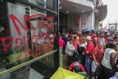 Inscrição do MTST na entrada de estação do Metrô da av. Paulista. 