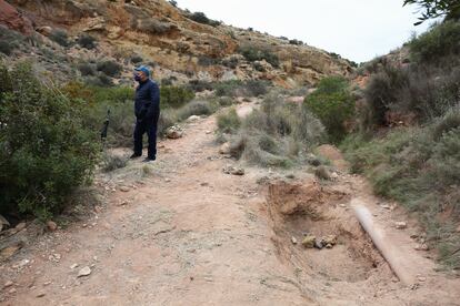 Fosa en la que fueron hallados semienterrados los cuerpos de un hombre y una mujer en el barranco del Grifo, en el término municipal de Elche (Alicante).