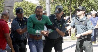 El presunto autor de las muertes de sus hijas es trasladado a los juzgados.