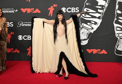 Los trajes clásicos son para otras alfombras rojas. A los MTV Video Music Awards se viene a jugar. Y eso es lo que hizo Maria Zardoya con este vestido bicolor de Valentino.