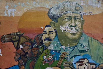 Un mural de Hugo Chávez y Nicolás Maduro en el centro de Caracas, el 26 de julio.