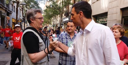 Pedro Sánchez reparte propaganda en el centro de Madrid.