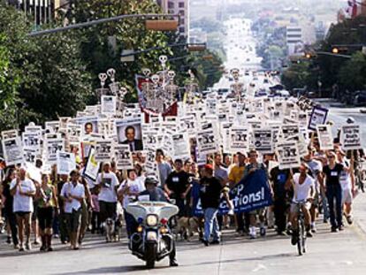 Manifestantes en Austin (Tejas), en octubre de 2000, contra la política de ejecuciones de George W. Bush.