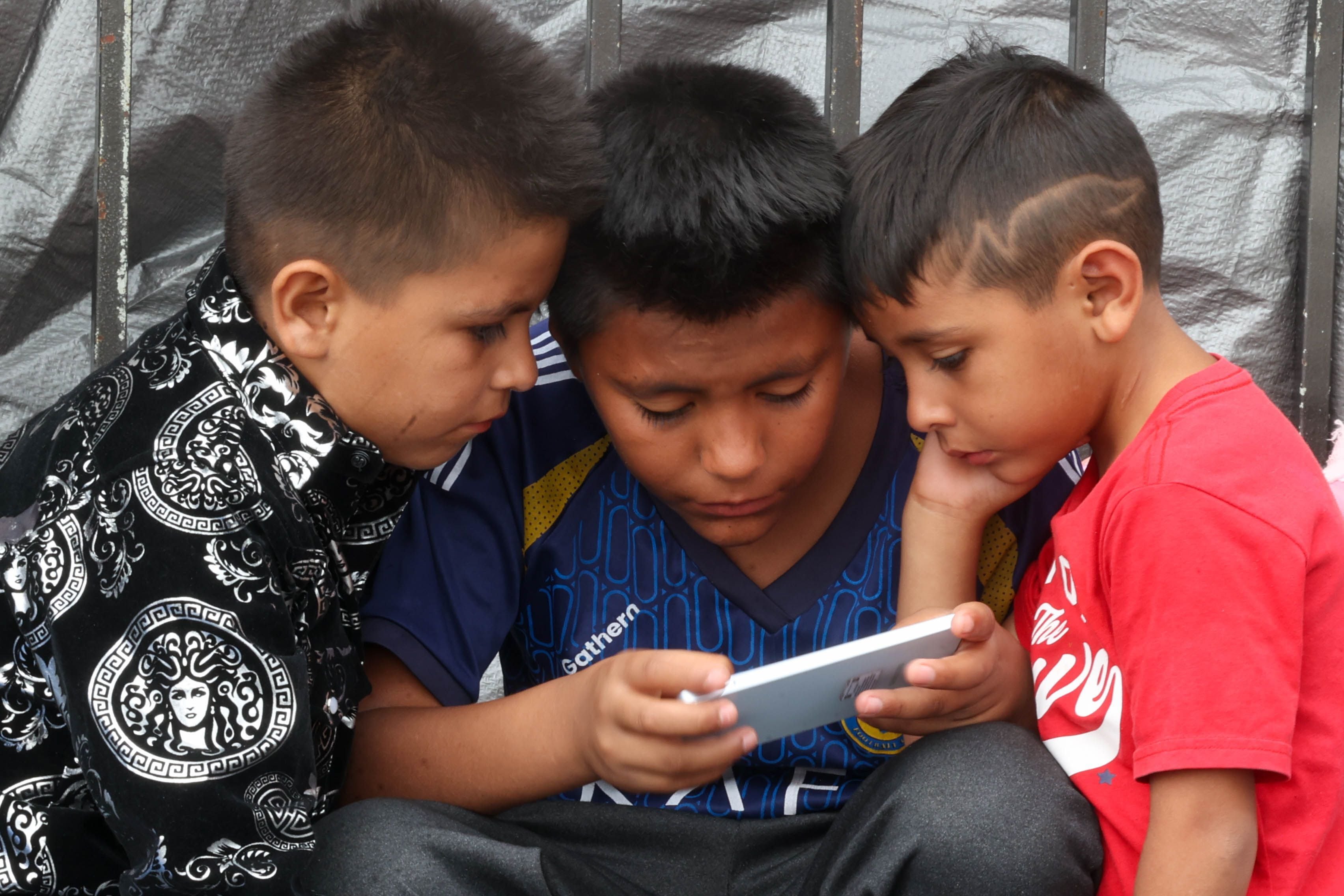 México entra a la guerra contra el celular en las aulas: “No quiero terminar embobado como los otros niños”