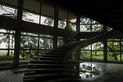 Vista de la escalera que conducía del vestíbulo a la primera planta del antiguo Hotel Ducor en Monrovia, Liberia, el 1 de octubre de 2017. El hotel Ducor fue en su día el más prominente de África. Construido en el punto más elevado de Monrovia por el israelí Moshe Mayer en 1960, cerró sus puertas 29 años después tras haber sido el primer establecimiento hotelero de 5 estrellas en el continente. Frecuentado por políticos, diplomáticos y empresarios de toda África y extranjero, fue un ejemplo de los años prósperos que vivió en aquella época la África occidental. Sus instalaciones acogieron numerosas reuniones entre líderes africanos y numerosas anécdotas envuelven su historia, como una del dictador ugandés Idi Amin, de quien se dice que se zambulló en su piscina con pistola incluida. El Ducor fue usado tamibén como posicionamiento de tiro por los compatientes del ex presidente liberiano Charles Taylor durante el sitio de Monrovia por las fuerzas rebeldes en 2003. Desde entonces, una espesa vegetación rodea cada uno de los rincones de este edificio desértico de estilo art déco.