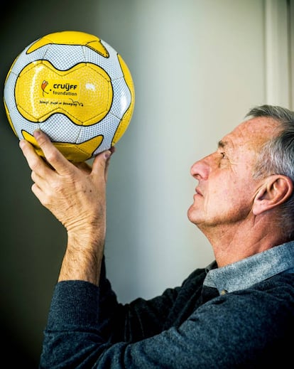 Johan Cruyff, fotografiat a la fundació que porta el seu nom a Barcelona.