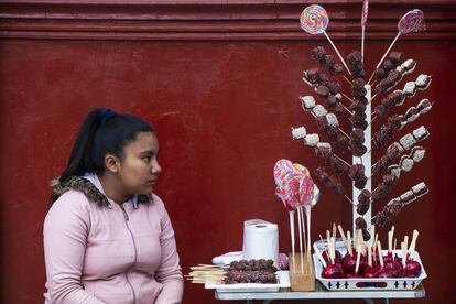 Gracias al dinero que Deysi gana vendiendo dulces en la plaza se puede matricular en la universidad.