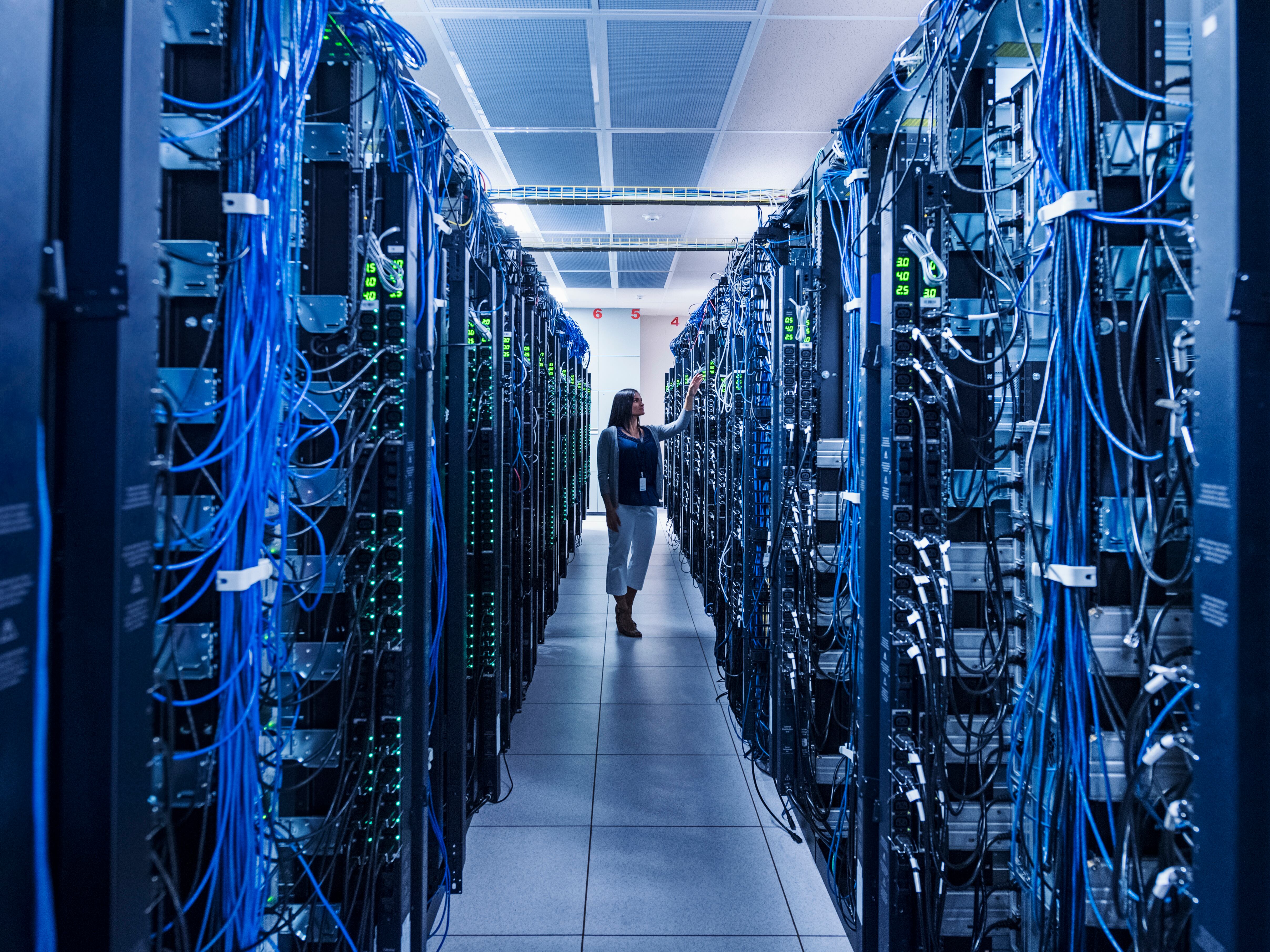 El Gobierno se abre a suavizar las exigencias a los centros de datos si no disparan el recibo de la luz