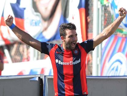 Mart&iacute;n Cauteruccio celebra el primer gol de San Lorenzo en el cl&aacute;sico ante Hurac&aacute;n