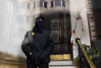 Fachada del edificio del enfermero muerto, acordonado por la policía.