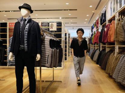 Un client a la botiga d'Uniqlo del districte comercial de Ginza, Tòquio.