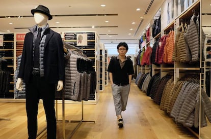 Un client a la botiga d'Uniqlo del districte comercial de Ginza, Tòquio.