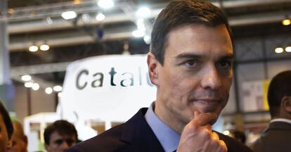 El líder del PSOE, Pedro Sánchez, davant de l'expositor de Catalunya a FITUR 2016.