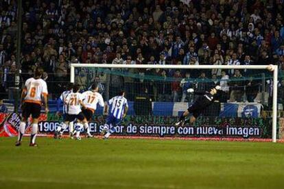 El balón pega en la escuadra del Deportivo antes del gol de Villa.