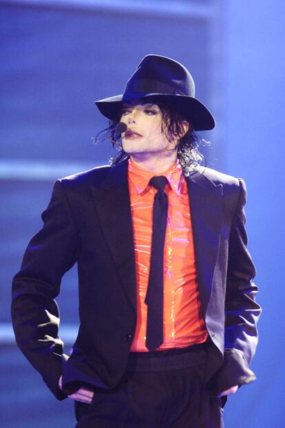 Michael Jackson era considerado el 'rey del pop'. El 25 de junio de 2009, con 50 años, fue encontrado muerto y la autopsia reveló que la causa fue una sobredosis. La vida del cantante era bastante inestable y las acusaciones de abusos sexuales a menores marcaron los últimos años de su vida, incluso los posteriores.