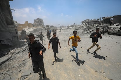 Palestinos desplazados internos huyen tras un ataque aéreo israelí al oeste de la ciudad de Gaza, en la Franja, el 23 de mayo.
