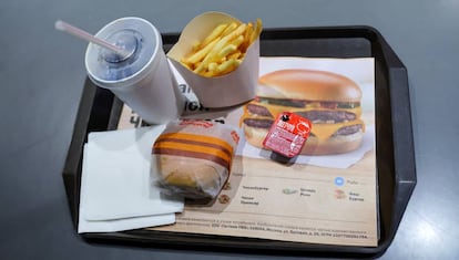Menú de hamburguesa de 'Vkusno & tochka', con envoltorios blancos.