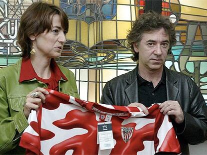 Darío Urzay junto a Laura Fernández, subdirectora del área museística de Artium de Vitoria.