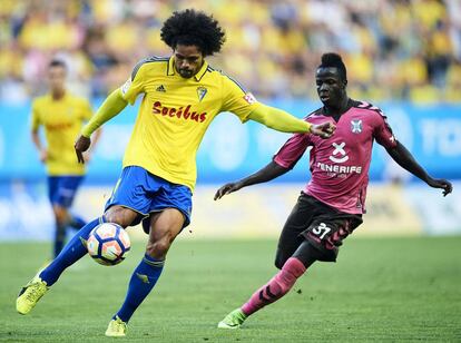 Aridane Hernandez perseguido por Amath Ndiaye durante el partido entre el Cádiz y el Tenerife