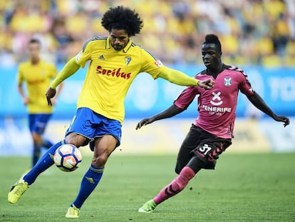 Aridane Hernandez perseguido por Amath Ndiaye durante el partido entre el Cádiz y el Tenerife