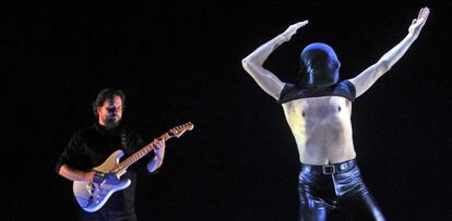 Andrés Marín, en un momento del espectáculo, acompañado a la guitarra por Raúl Cantizano.