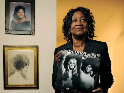 Dorothy Pitman, en su casa de St. Johns (Florida), en 2013, posa con una reproducción del icónico retrato de 1971 junto a Gloria Steinem.