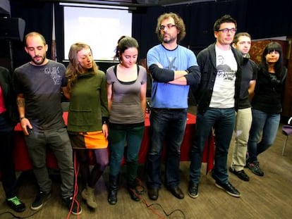 Goirizelaia (a la izquierda), junto a amigos de Cabacas y miembros de la plataforma Iñigo Gogoan, en Bilbao.