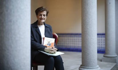 La filósofa Adela Cortina, en la Academia de Ciencias Morales y Políticas, con un ejemplar del libro con el que ha sido homenajeada. 