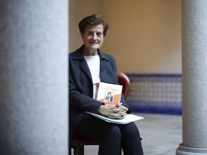 La filósofa Adela Cortina, en la Academia de Ciencias Morales y Políticas, con un ejemplar del libro con el que ha sido homenajeada. 