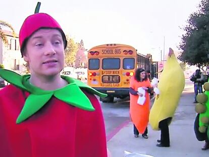 El chef Jamie Oliver, disfrazado de tomate en un programa especial para promover la alimentaci&oacute;n sana en las escuelas de Los &Aacute;ngeles.