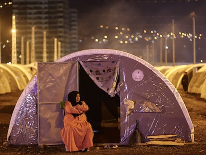 Una mujer en el campamento habilitado para los afectados por el terremoto en Iskenderun, Turquía.