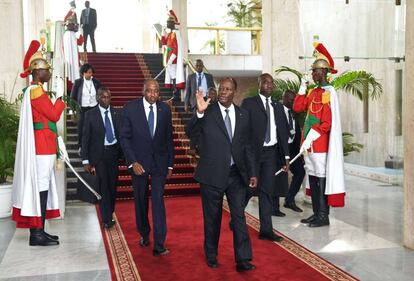 Alassane Ouattara con el nuevo primer ministro del país, Amadou Gon Coulibaly, en la ceremonia de toma de posesión del nuevo vicepresidente, Daniel Kablan Duncan.