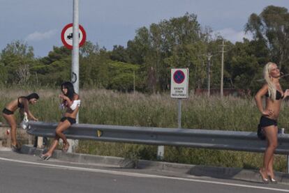 Tres prostitutas esperan a sus clientes en las inmediaciones de la autovía de Castelldefels, el viernes por la tarde.