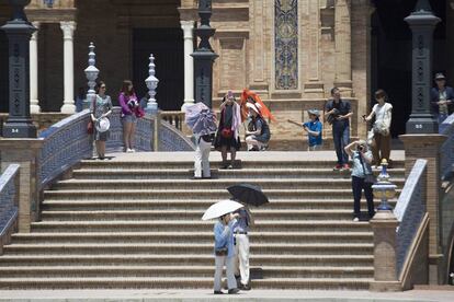 Turistas en la Plaza de España de Sevilla