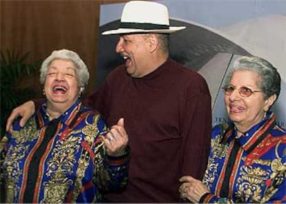 Las Hermanas Márquez (a la izquierda, Nersa, y a la derecha, Trinidad), con Paquito d'Rivera, en Santa Cruz de Tenerife.