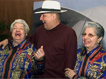 Las Hermanas Márquez (a la izquierda, Nersa, y a la derecha, Trinidad), con Paquito d&#39;Rivera, en Santa Cruz de Tenerife.