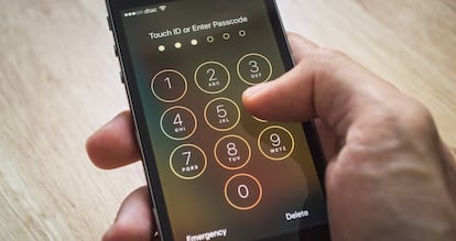 Usar códigos de acceso de 6 dígitos es una de las medidas que Apple recomienda a sus usuarios para evitar el desbloqueo indeseado de los iPhones