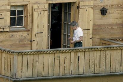 Roman Polanski, fotografiado recientemente en uno de los balcones de su chalet de Gstaad (Suiza), durante su arresto domiciliario.