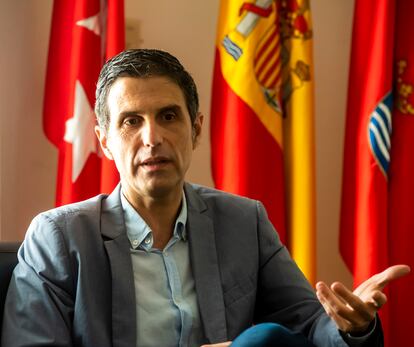 El alcalde de Alcalá de Henares, Javier Rodríguez Palacios, en su despacho.