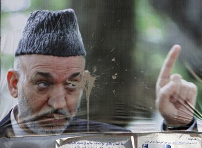 Un cartel electoral del presidente afgano Hamid Karzai en la capital del país asiático.