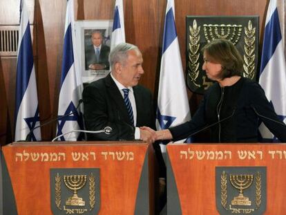 Benjamin Netanyahu y Tzipi Livni estrechan sus manos durante una rueda de prensa en Jerusal&eacute;n.